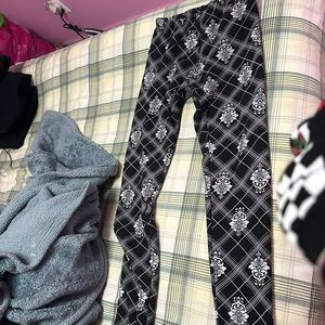 It is warm on the inside, great for the winter 🥶